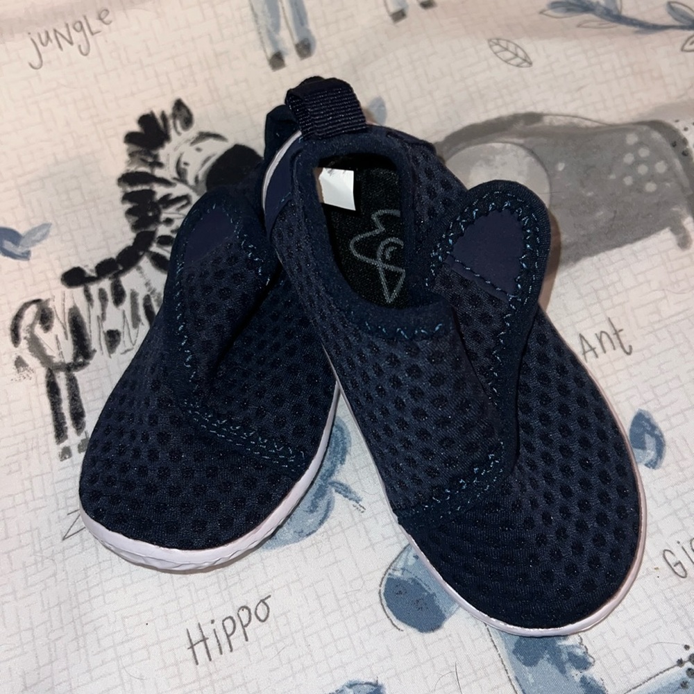 NWOT Unisex Water Shoes